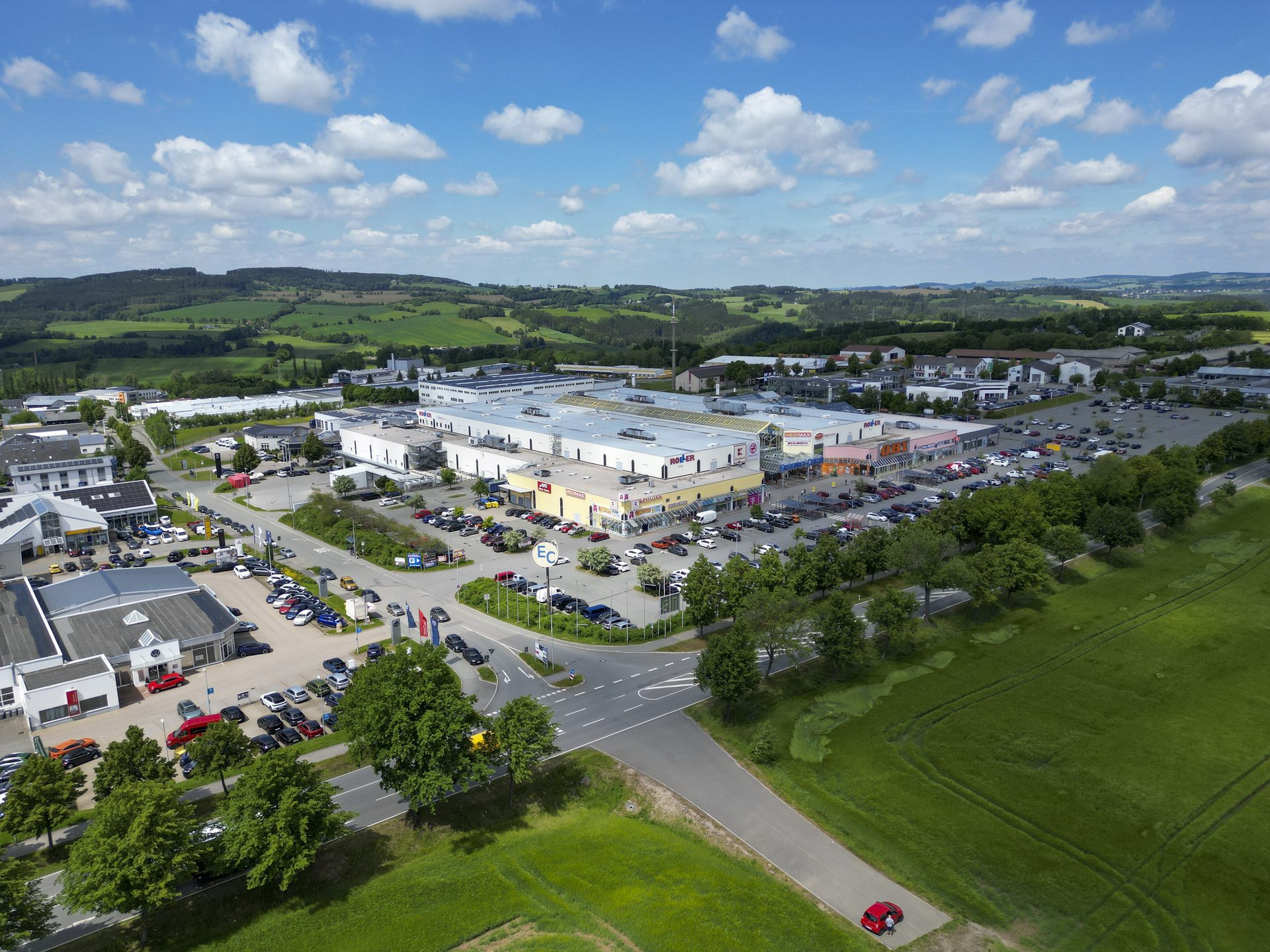 Luftbild des Erzgebirgscenters an der B101, im Hintergrund die Hügel des Erzgebirges