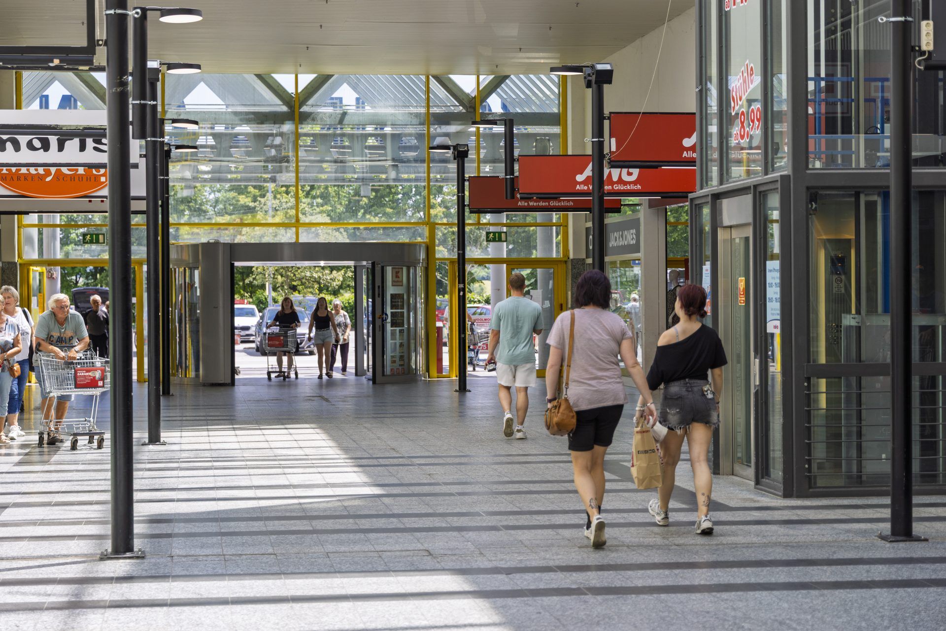 'Blick durch die Ladenstraße des Erzgebirgscenters zum Ausgang'