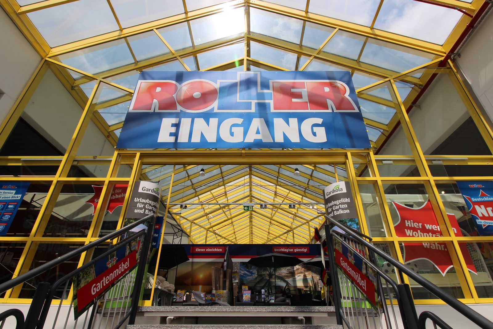 Ladenfront ROLLER Möbel im Erzgebirgscenter