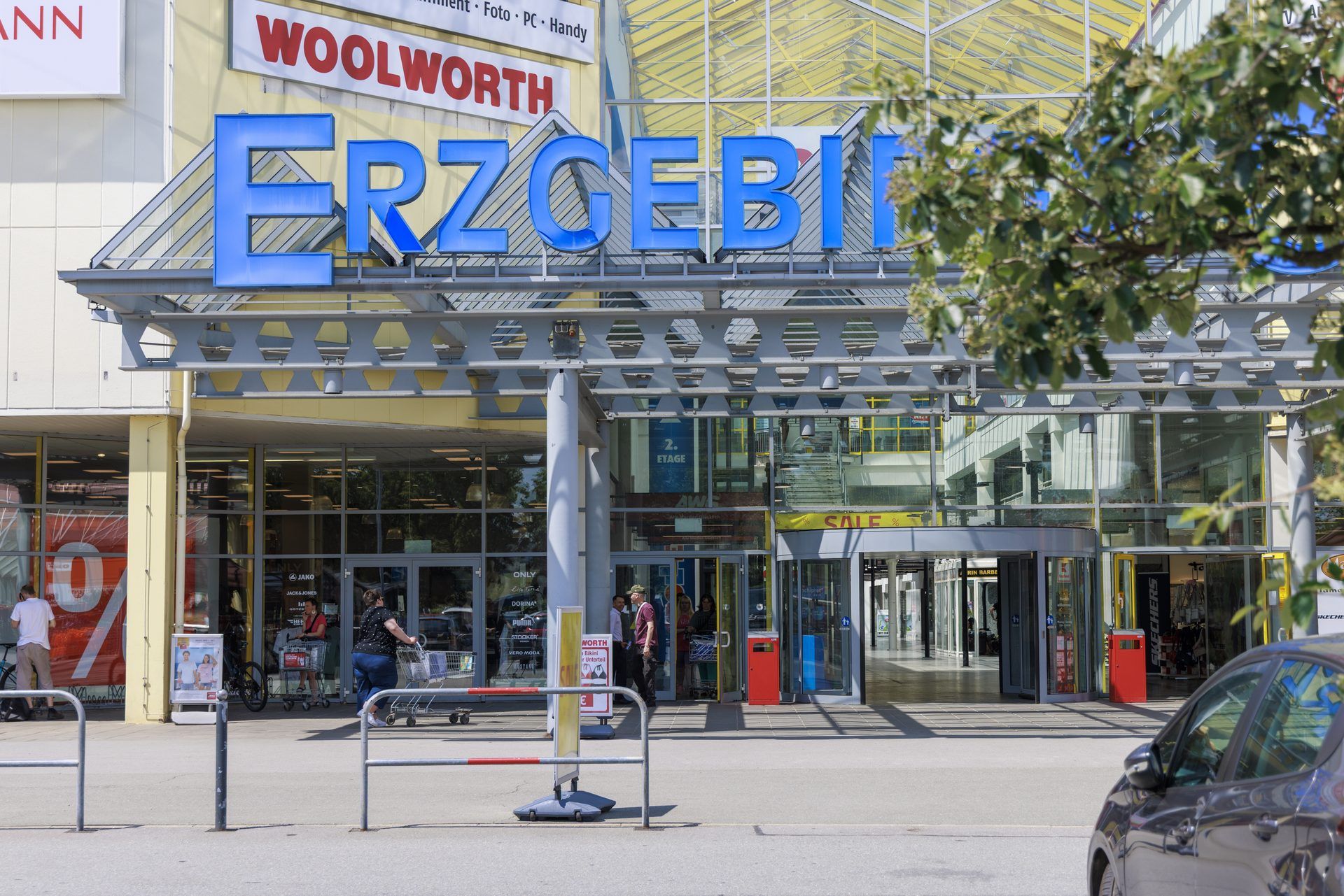 'Eingang des Erzgebirgscenters mit dem blauen Schriftzug über dem Vordach'