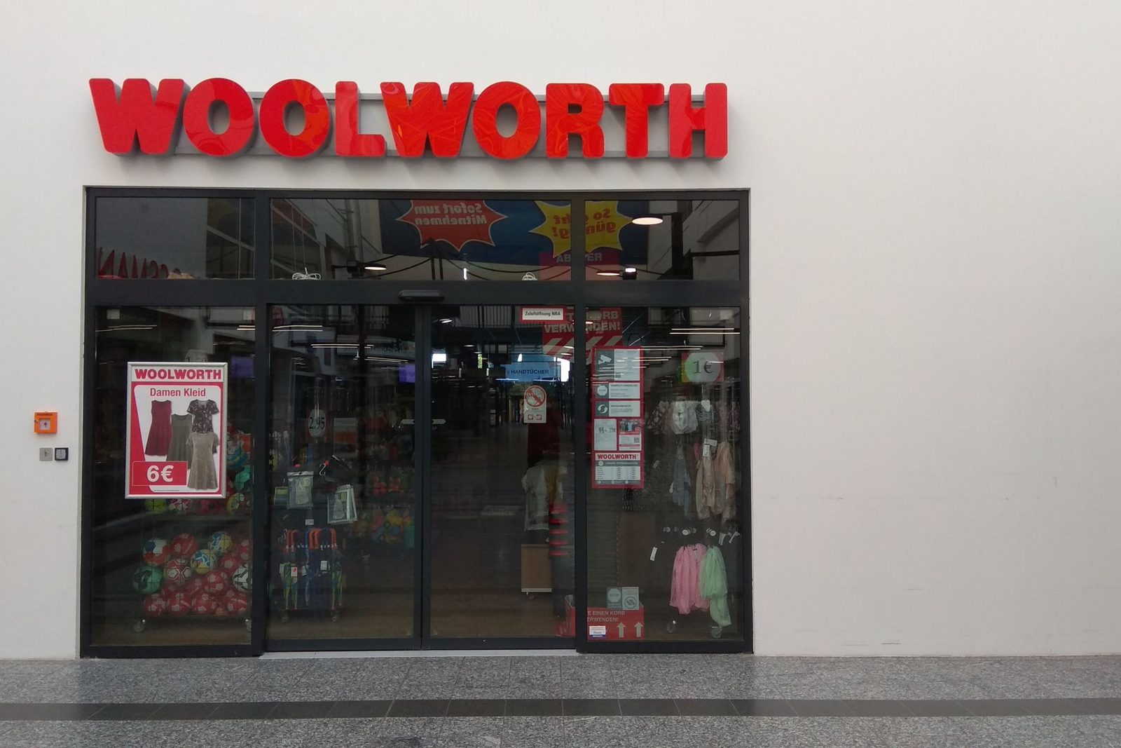 Ladenfront Woolworth im Erzgebirgscenter